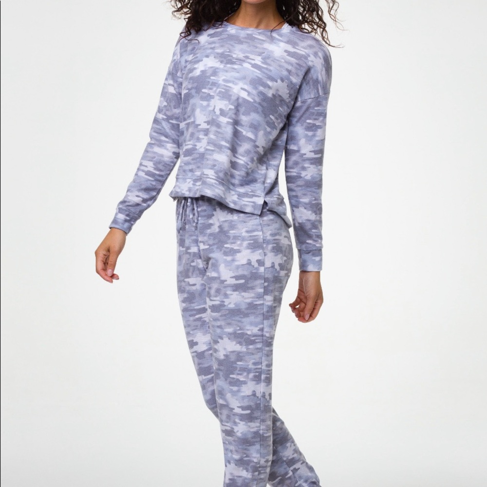 Onzie Camo Sweats new with tags.